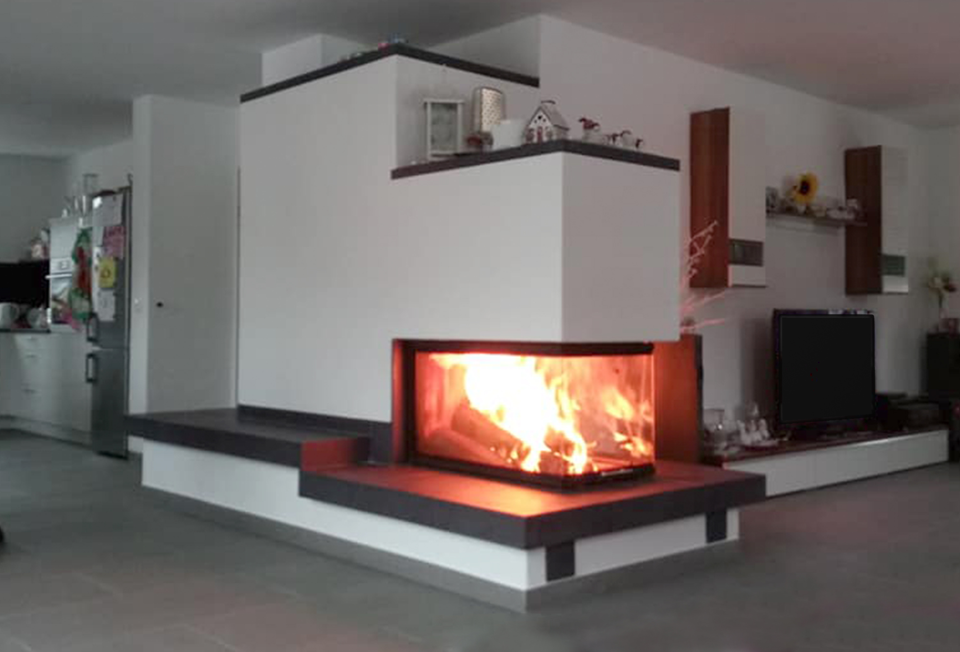 brennender Kamin in der Wohnstube